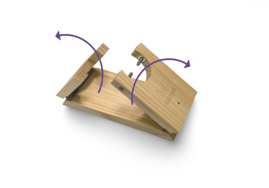 Así se abre el jamonero Kampé Soporte de madera ajustable con bisagras en un diseño simple y funcional.